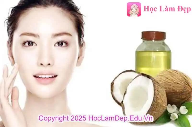 Một cô gái đang thoa dầu dừa lên mặt bên cạnh trái dừa và lọ dầu dừa Hướng dẫn chi tiết cách sử dụng dầu dừa cho da mặt